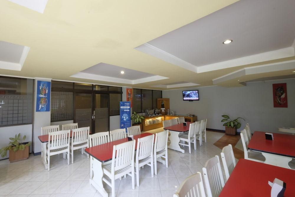 โฮเต็ล ยานี Hotel Pesanggaran ภายนอก รูปภาพ