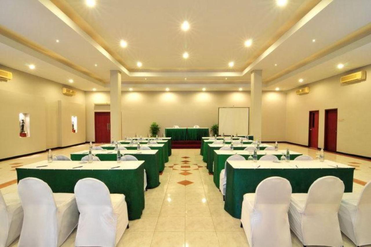 โฮเต็ล ยานี Hotel Pesanggaran ภายนอก รูปภาพ