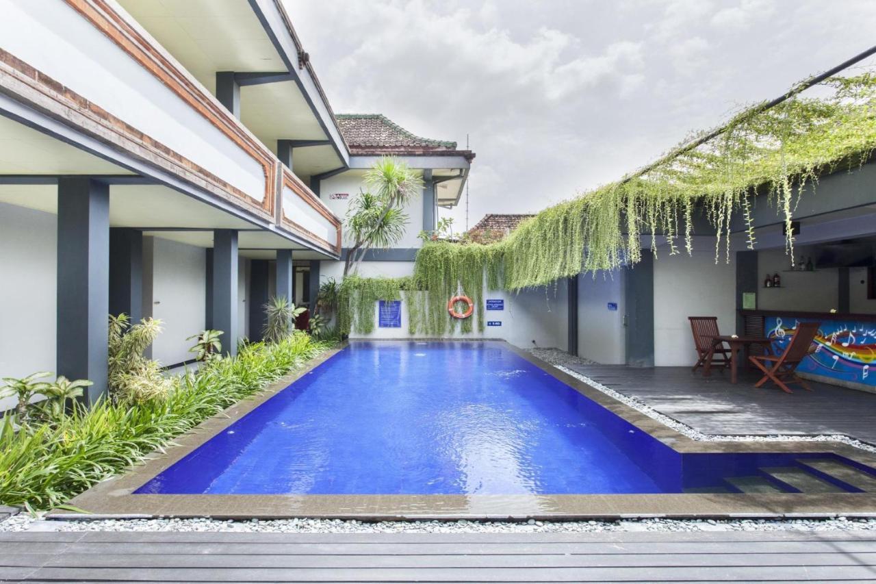 โฮเต็ล ยานี Hotel Pesanggaran ภายนอก รูปภาพ
