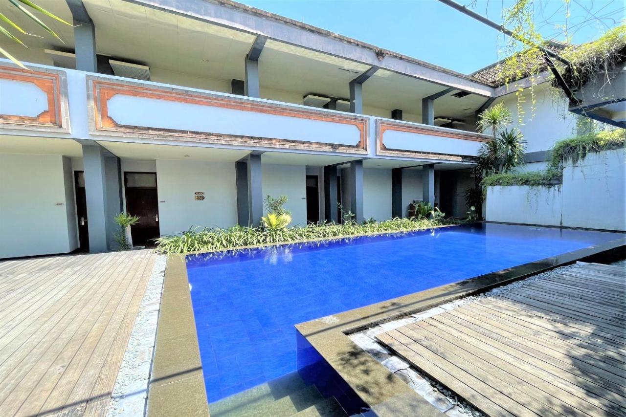 โฮเต็ล ยานี Hotel Pesanggaran ภายนอก รูปภาพ