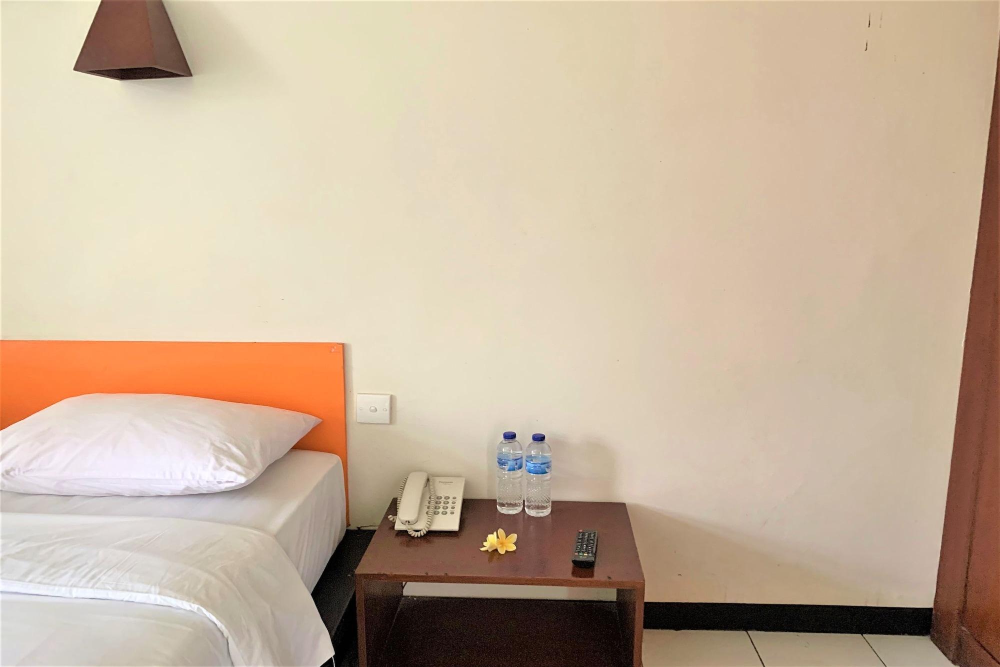 โฮเต็ล ยานี Hotel Pesanggaran ภายนอก รูปภาพ