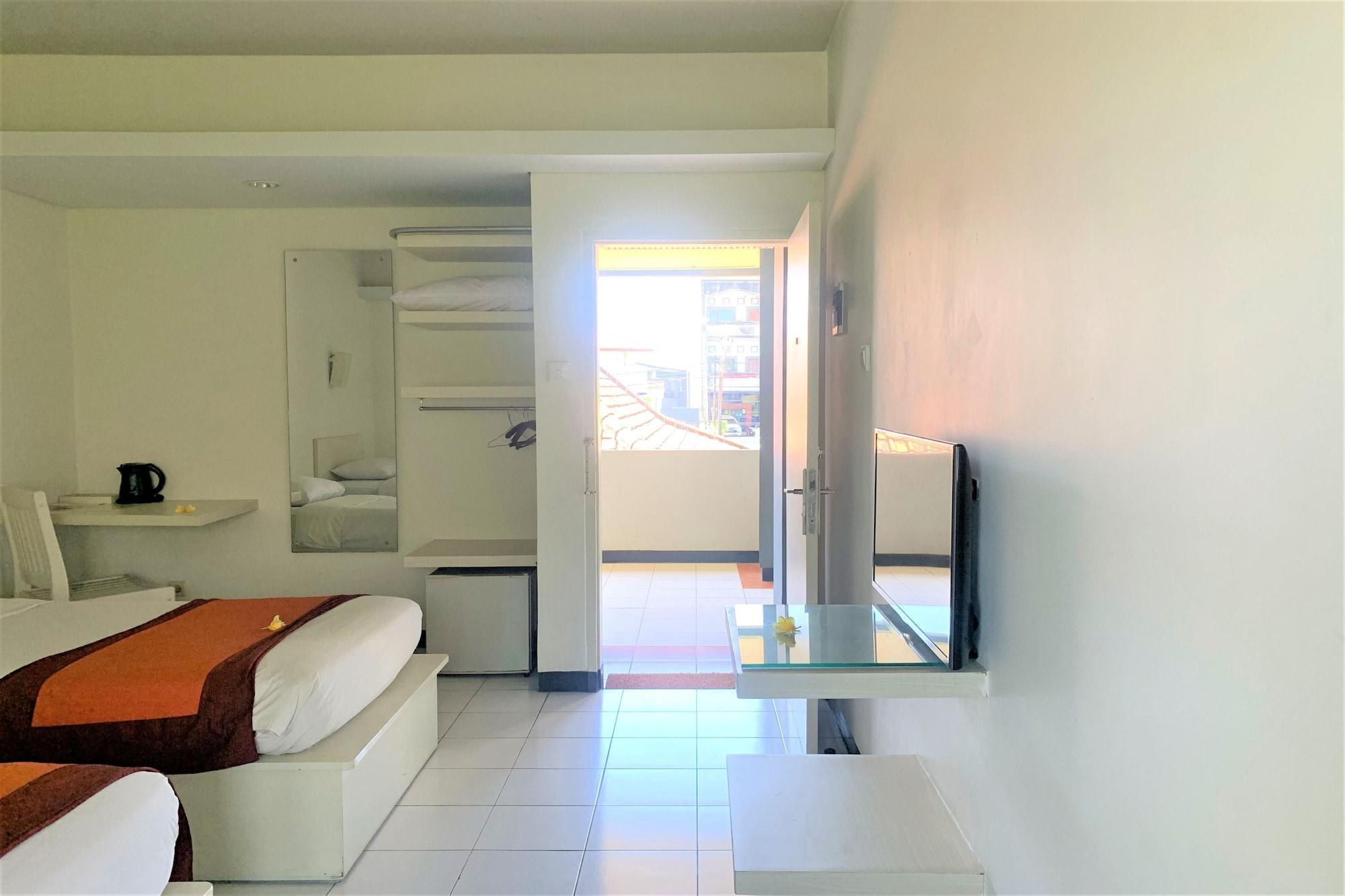 โฮเต็ล ยานี Hotel Pesanggaran ภายนอก รูปภาพ