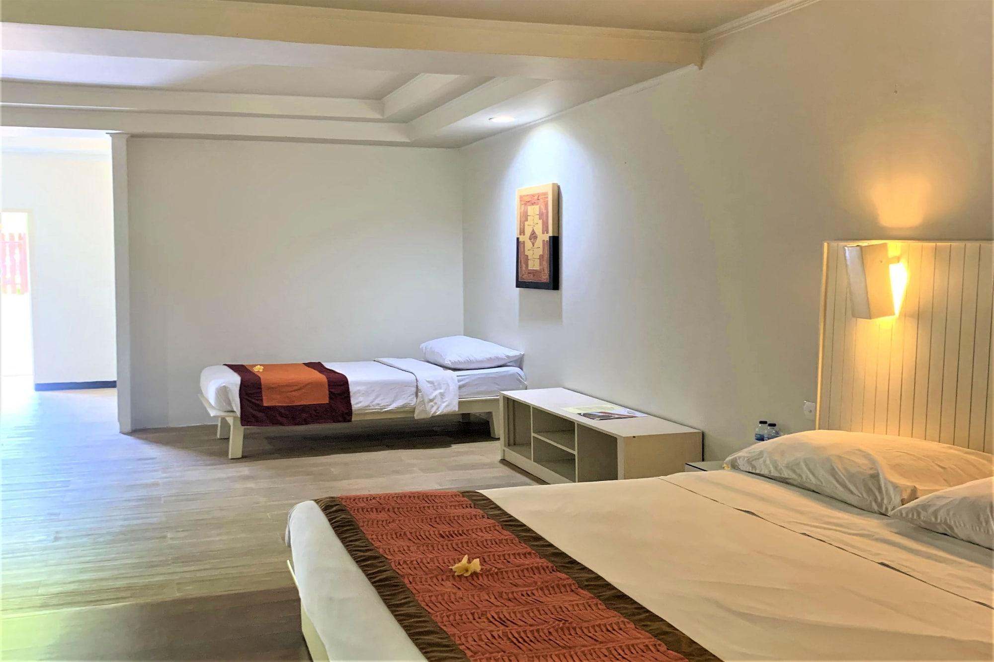 โฮเต็ล ยานี Hotel Pesanggaran ภายนอก รูปภาพ