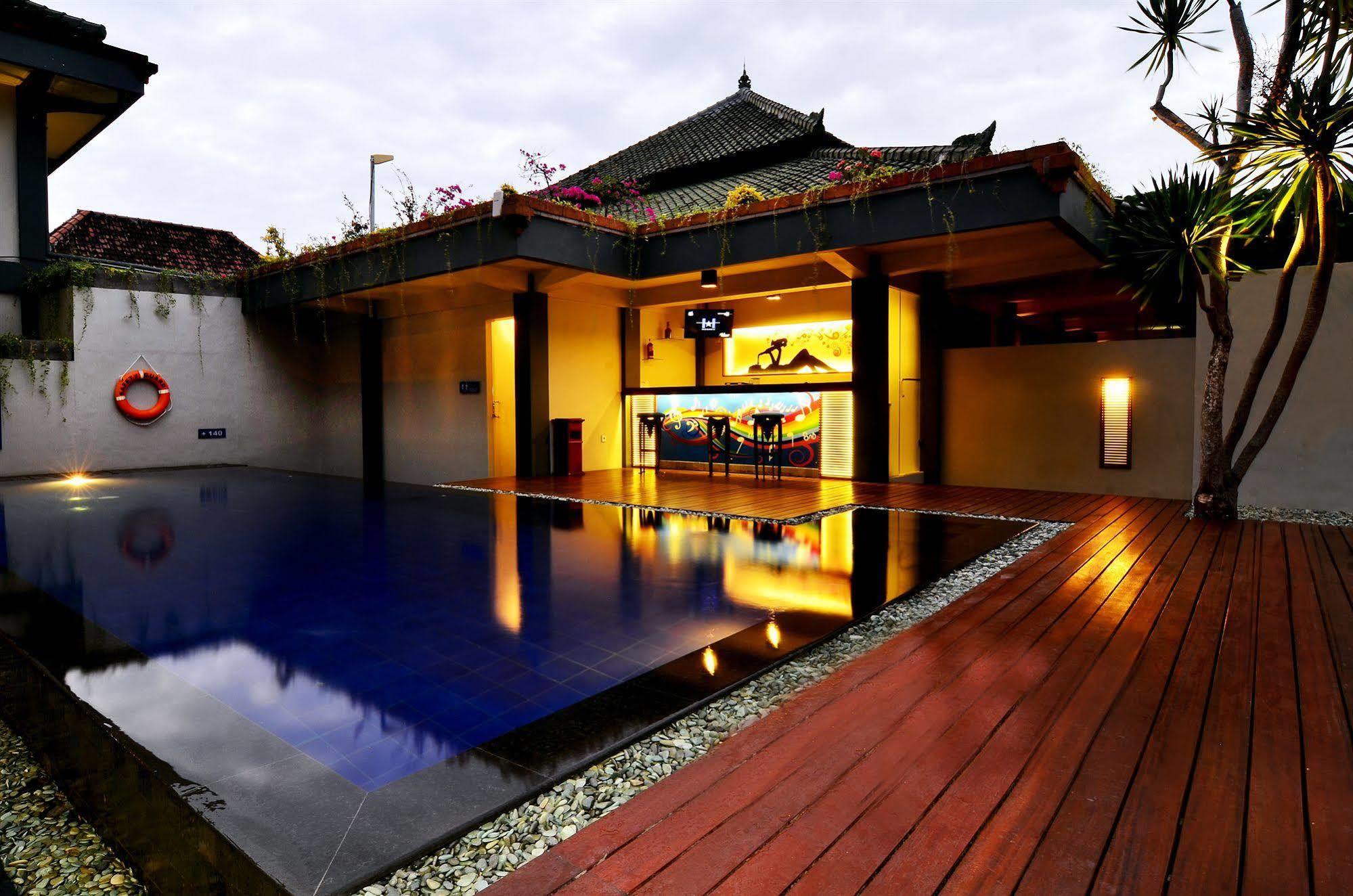โฮเต็ล ยานี Hotel Pesanggaran ภายนอก รูปภาพ