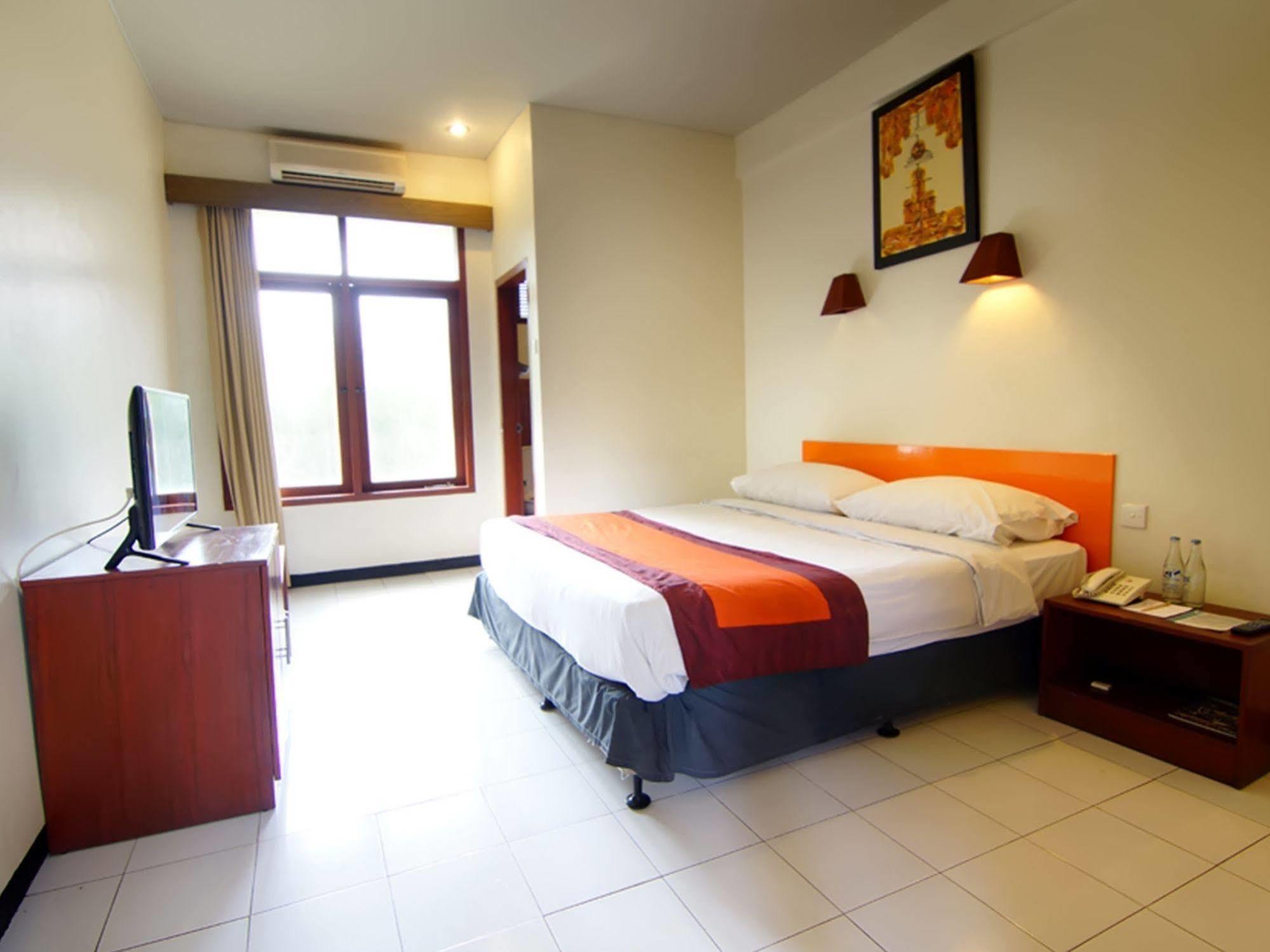 โฮเต็ล ยานี Hotel Pesanggaran ภายนอก รูปภาพ
