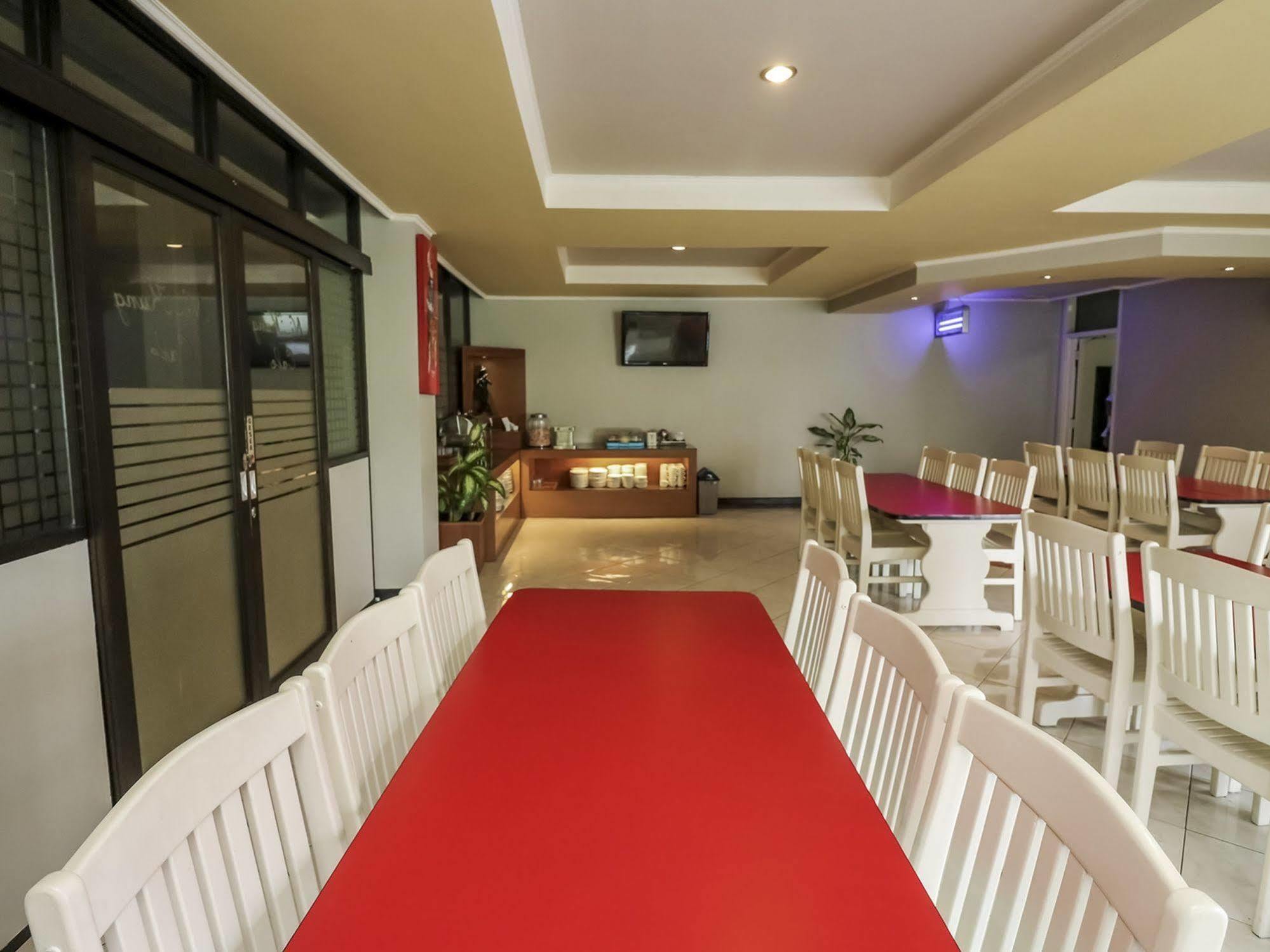 โฮเต็ล ยานี Hotel Pesanggaran ภายนอก รูปภาพ