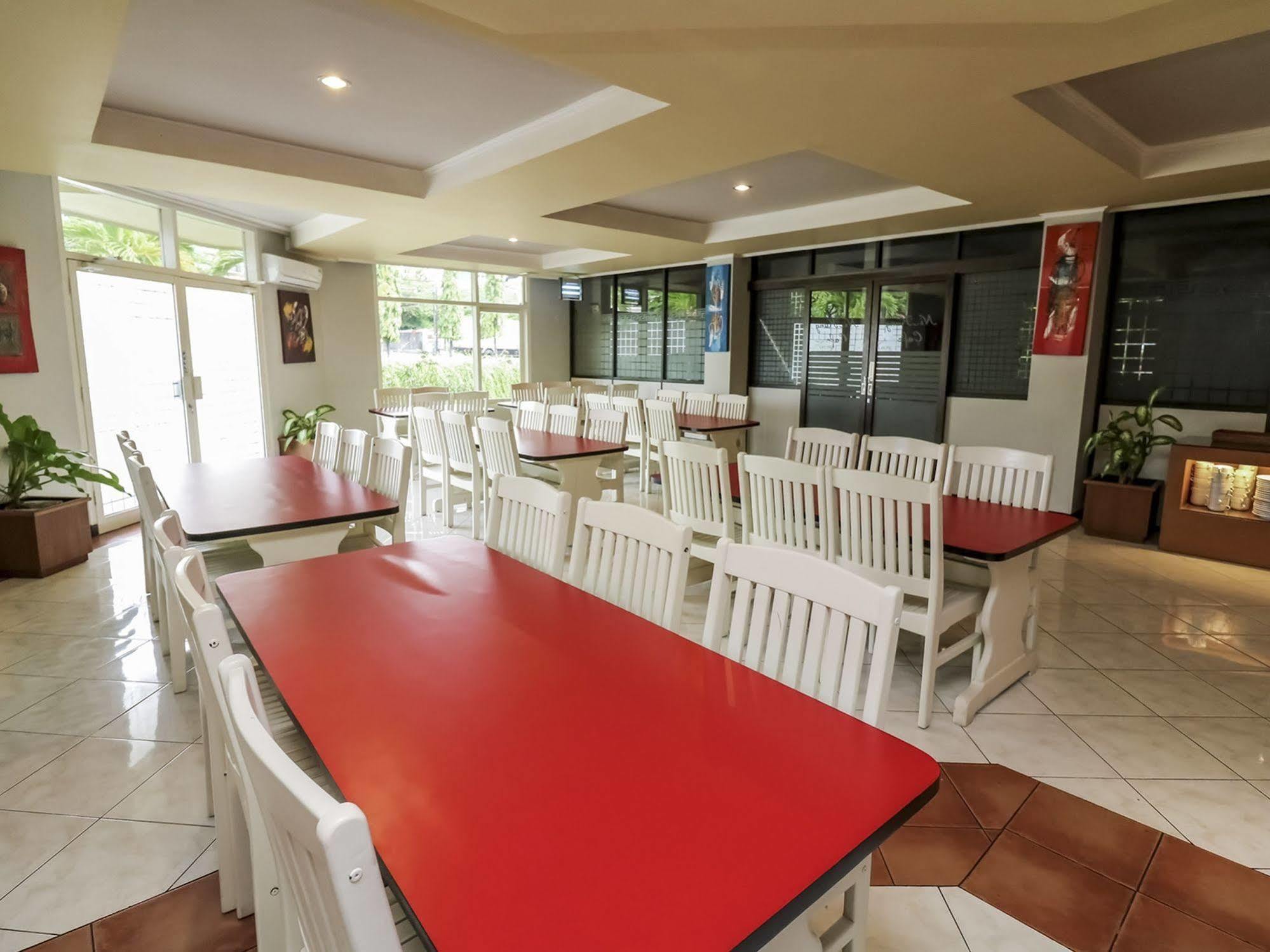 โฮเต็ล ยานี Hotel Pesanggaran ภายนอก รูปภาพ